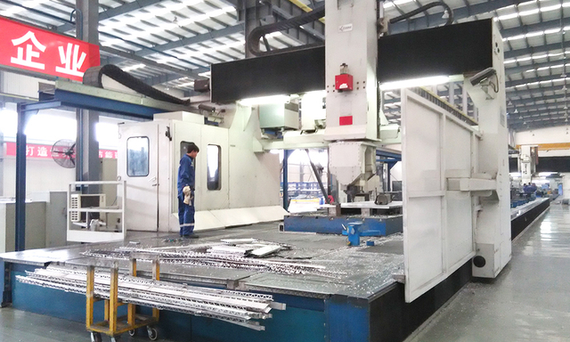 Equipo profesional de fabricación y procesamiento de perfil de aluminio en instalaciones de producción de Abelly