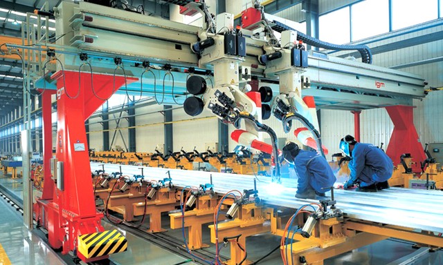 Línea de producción automatizada de soldadura de aluminio con sistema robótico para la fabricación industrial