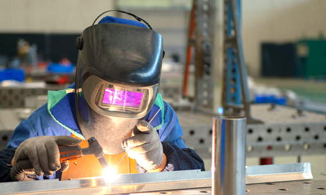 Especialista en soldadura de aluminio certificado que realiza una fabricación de alta precisión en Abelly Workshop
