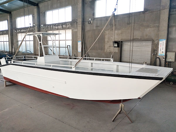 Barco de pesca el&eacute;ctrica de aluminio navegando en aguas poco profundas para muestreo biol&oacute;gico