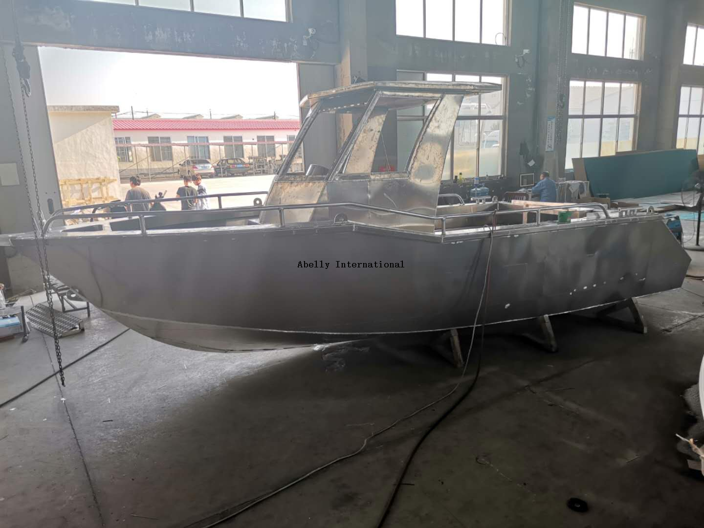 Barco de paseo de aluminio en el agua.