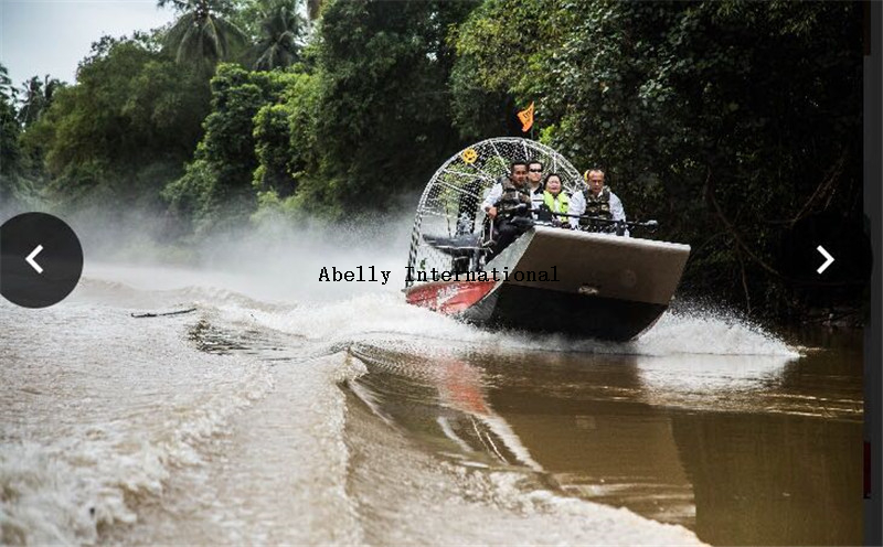 Aerodeslizador de aluminio navegando por entornos de aguas poco profundas.