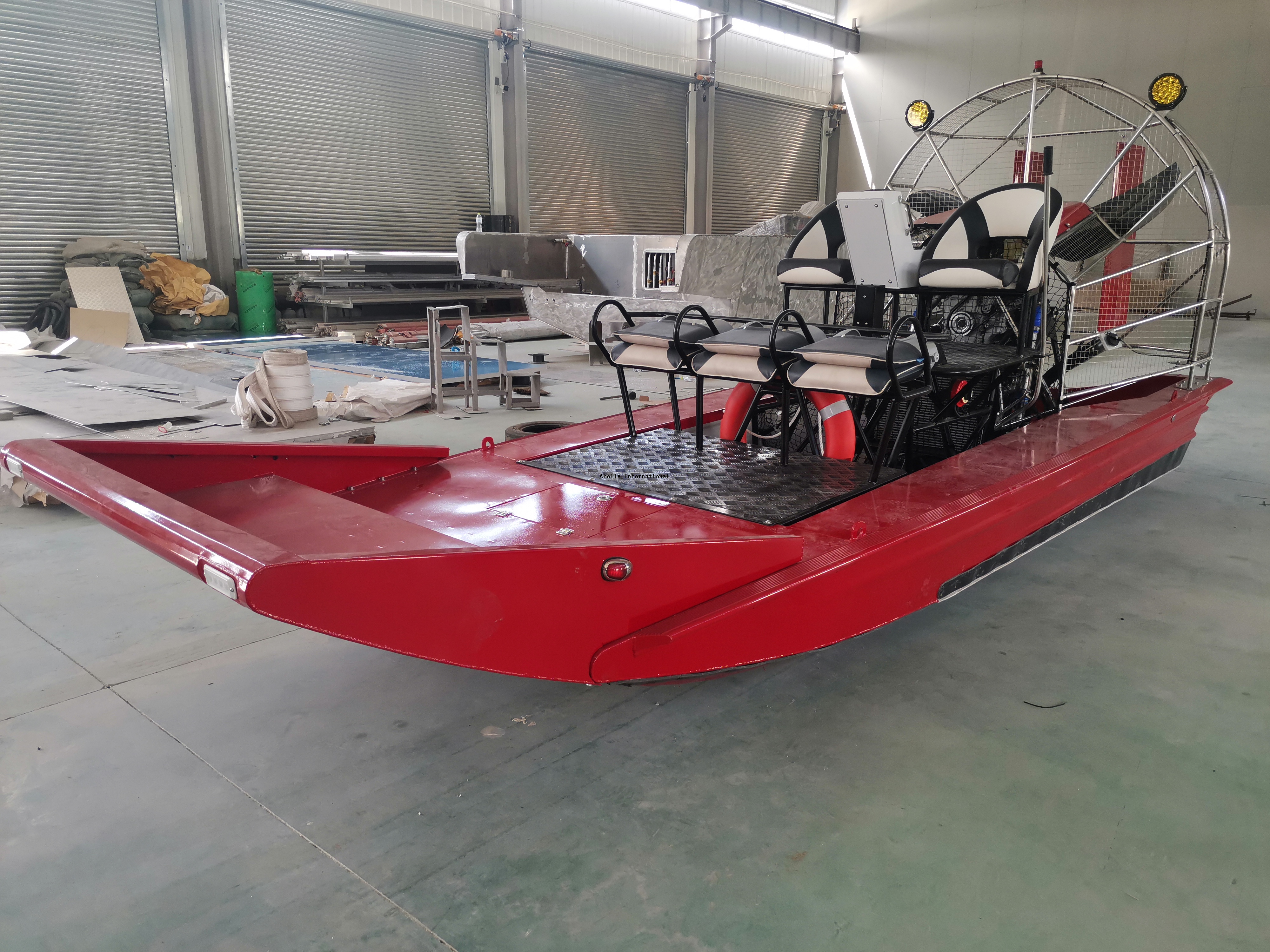 Aerodeslizador de aluminio navegando en aguas poco profundas.